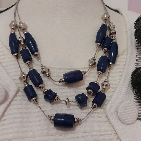 Vintage 1946 Triple Strands Layered Necklace Blue Cylinder Beads Silver Tone - Picture 4 of 7